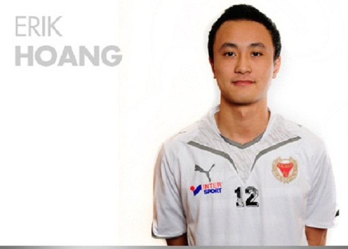 Tiền đạo Erik Hoàng (Thụy Điển) sinh ngày 16/8/1993, cao 178m. Anh hiện đang khoác áo đội trẻ của CLB Kalmar FF, đội bóng hiện đang thi đấu tại giải VĐQG Thụy Điển.